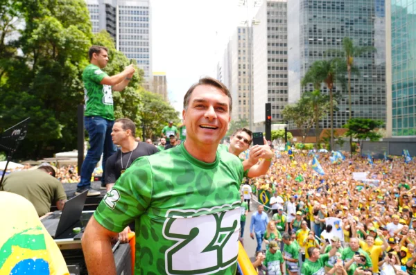 Pesquisa Futura/100% Cidades aponta empate técnico entre Flávio Bolsonaro e Lula