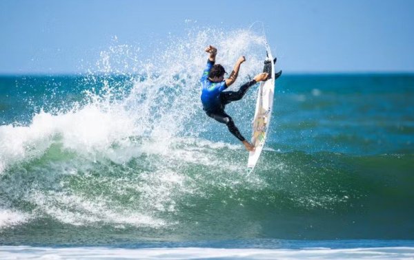 Yago Dora vence australiano de virada e avança à semifinal em Trestles