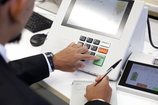 Quase 1 milhão de brasileiros estão aptos a votar no exterior