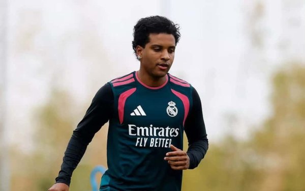 Rodrygo volta a treinar com bola e avança na recuperação de lesão no Real Madrid