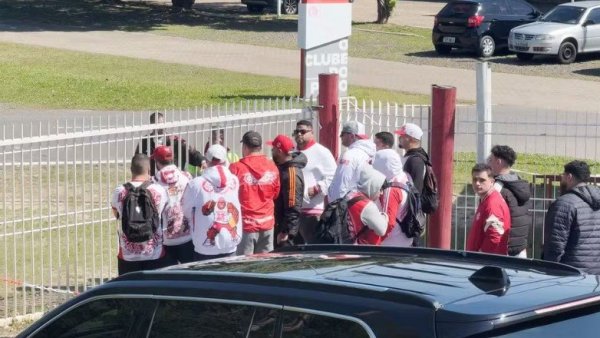 Inter se reapresenta com novo protesto da torcida no CT Parque Gigante