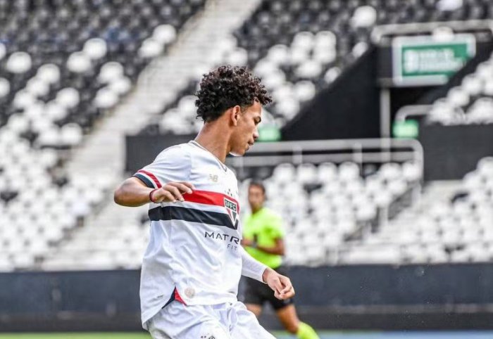 São Paulo acerta transferência de lateral da base para o Palmeiras