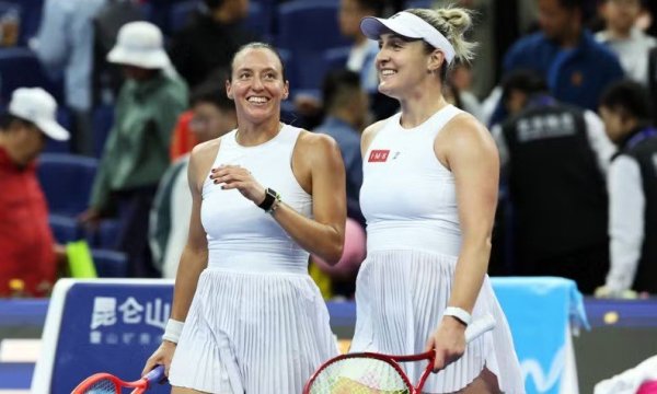Luisa Stefani e Gabi Dabrowski vencem na estreia e avançam às quartas em Wuhan