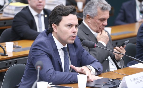 Chiquini aciona PGR contra Janones e Lindbergh por ataques a Flávio Bolsonaro