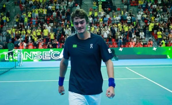 Com Guga na torcida, João Fonseca vence de virada e coloca Brasil na frente na Copa Davis