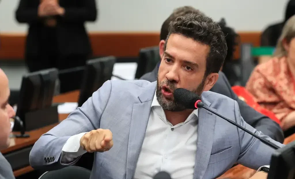 Janones não deve ir ao debate entre Flávio e Lula nesta sexta na TV Globo