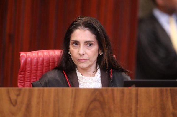 Ministra do TSE que proibiu púlpito vazio na Globo já declarou voto em Lula