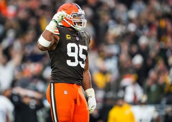 Myles Garrett é eleito melhor jogador de 2026 da NFL