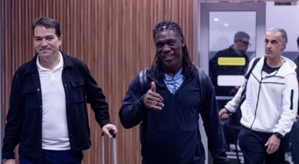 Seedorf chega a São Paulo para assumir o Corinthians e evita a imprensa no aeroporto