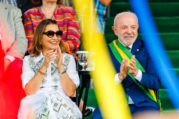 Lula explica declaração sobre “toque”; Janja chama Nikolas Ferreira de “pia de bosta”