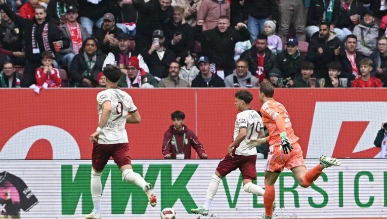 Neuer falha na saída de bola e sofre gol em menos de dez segundos contra o Bayern de Munique