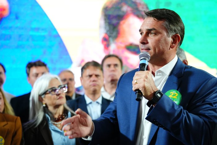 Flávio Bolsonaro planeja coletiva nos EUA para explicar saída do Brasil