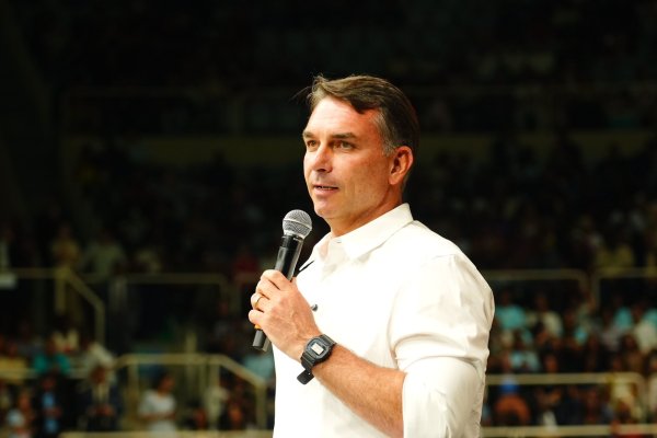 Em evento do MDB, Flávio critica STF e afirma que ministros interferem nas eleições