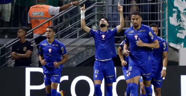 Flamengo tropeça, Palmeiras vence e disputa pelo título do Brasileirão fica mais acirrada