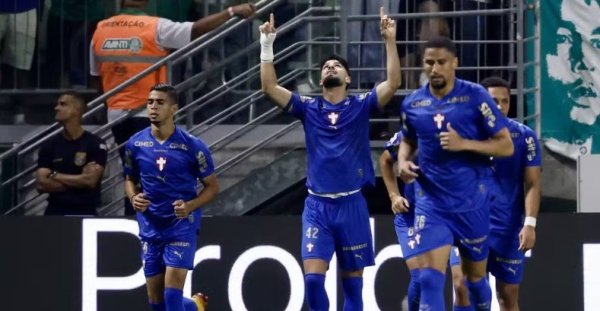 Flamengo tropeça, Palmeiras vence e disputa pelo título do Brasileirão fica mais acirrada