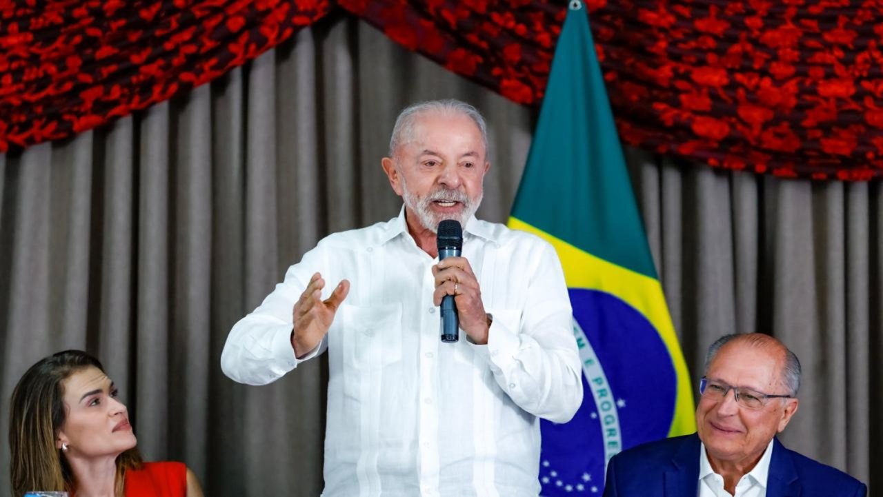 Lula associa “tesouraço” de Flávio a cortes em programas sociais