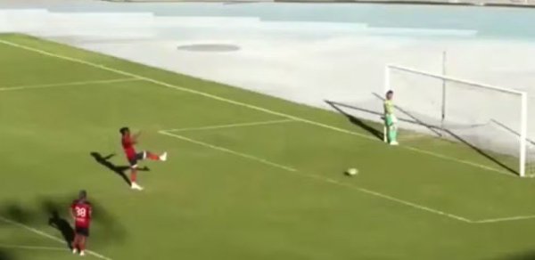 Goleiro se recusa a defender pênalti, se apoia na trave e protagoniza protesto inusitado na Bolívia