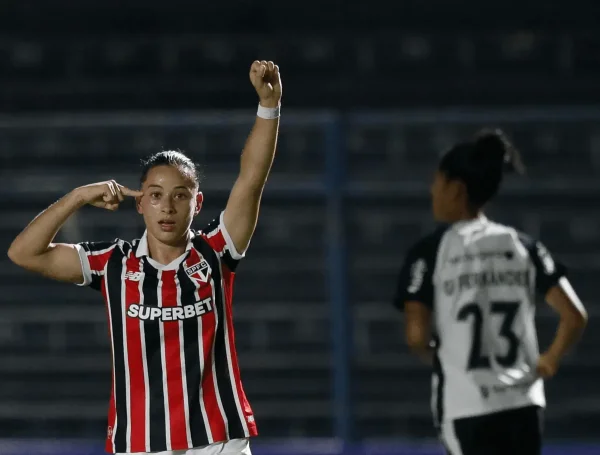 De virada, São Paulo vence em Itaquera, quebra tabu histórico e sai na frente pelo título do Brasileirão Feminino