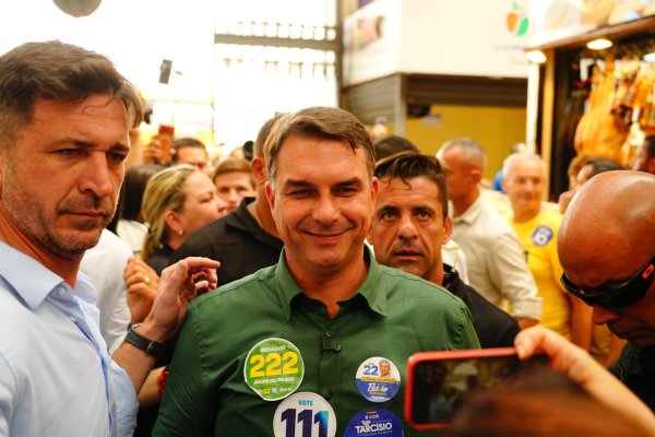 Flávio Bolsonaro pede a Fachin afastamento de Dino de processos eleitorais