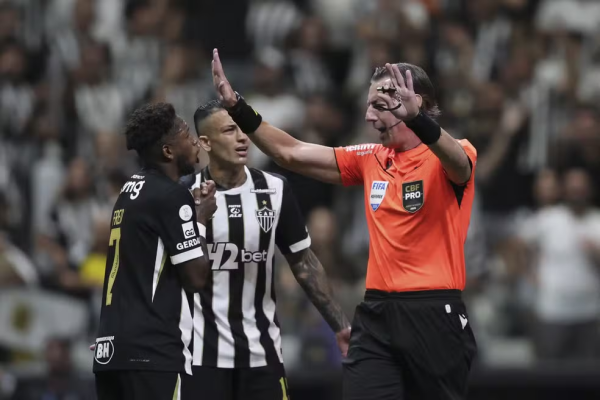 Raphael Claus relata pressão de presidente do Atlético-MG durante clássico com o Cruzeiro