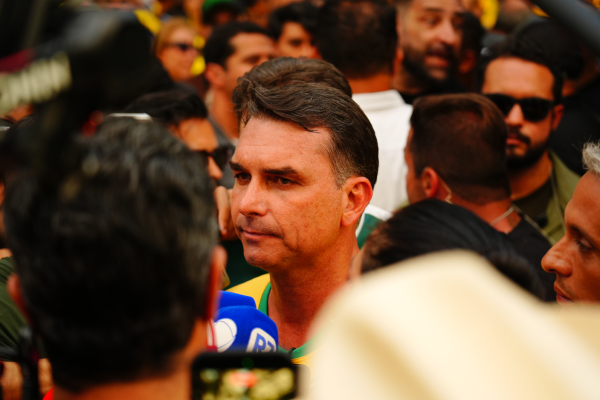 TSE analisa decisão que determinou remoção de posts sobre Flávio Bolsonaro