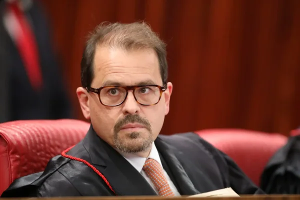 Ministro impede Nunes Marques de suspender canal 'Exército do Lula' sem aval do plenário do TSE