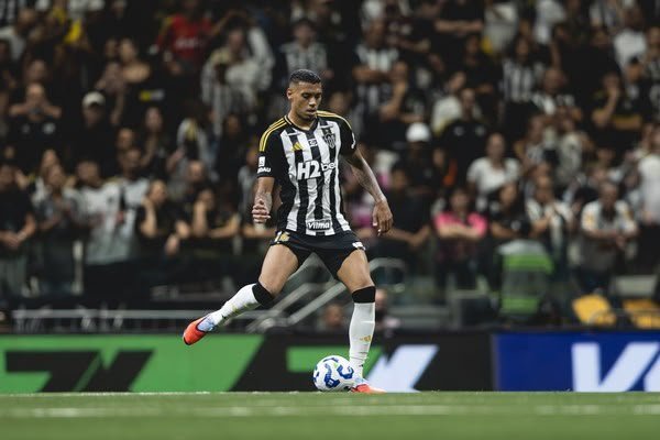 Ruan Tressoldi é advertido pelo STJD após empurrar Gabigol em confusão entre Atlético-MG e Santos
