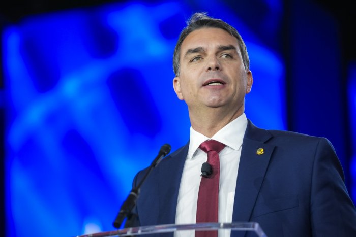 Aliados defendem ida de Flávio Bolsonaro a Nova York entre 1º e 2º turnos