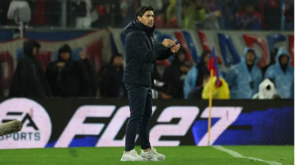 Abel Ferreira é multado por chutar microfone em jogo do Palmeiras na Libertadores