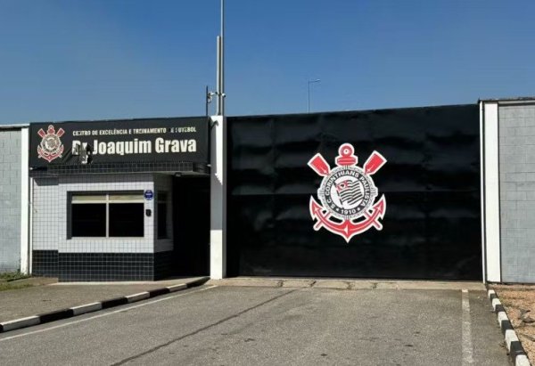 Torcedores organizados vão ao CT do Corinthians cobrar o elenco antes de jogo contra o Fluminense