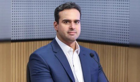 Lucas Ribeiro é reeleito governador da Paraíba com mais de 64% dos votos