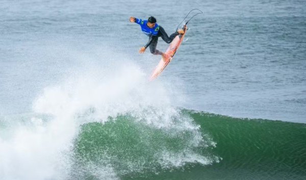 Gabriel Medina vence australiano de virada e avança à semifinal da etapa de Peniche da WSL