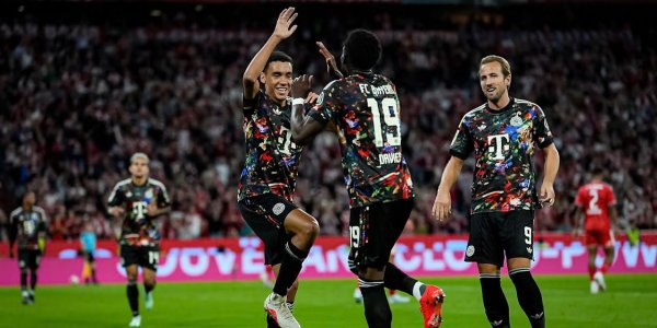Bayern goleia, Dortmund vence e assume liderança da Bundesliga