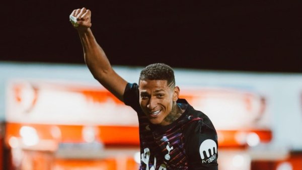 Afastado do elenco principal, Richarlison marca pelo sub-21 do Tottenham, mas equipe é eliminada