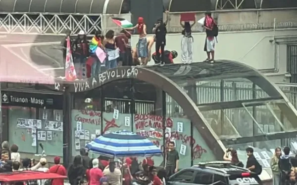 Prefeitura de SP realiza limpeza de locais vandalizados em manifestação pró-Lula na Avenida Paulista