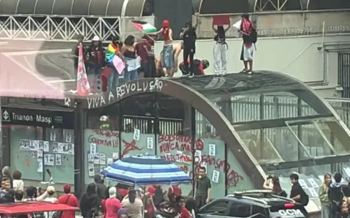 Prefeitura de SP realiza limpeza de locais vandalizados em manifestação pró-Lula na Avenida Paulista