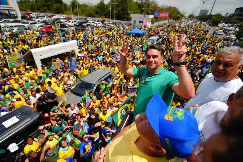 Em carreata, Flávio diz que Lula “está desesperado”