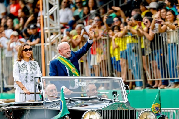 Janja usa vestido de R$ 2,3 mil no 7 de Setembro, em Brasília