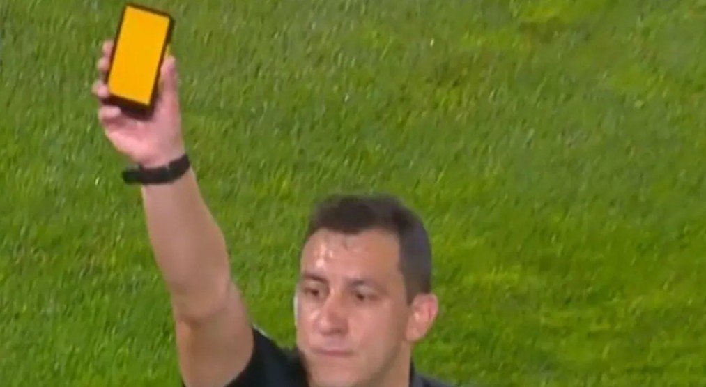 Uruguai estreia cartões virtuais em jogo oficial e aposta em inovação na arbitragem