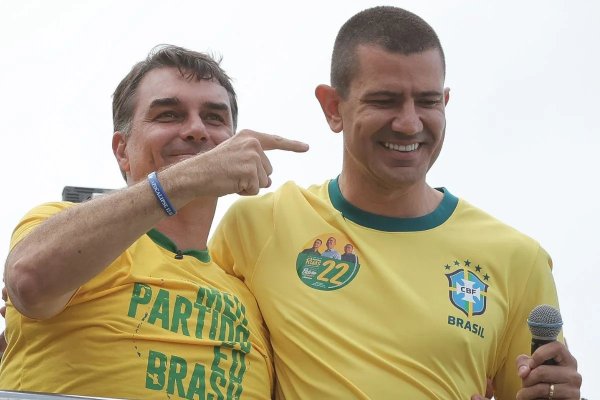Flávio Bolsonaro se reúne com Douglas Ruas após decisão do TSE sobre eleição no Rio