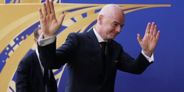 Infantino é acusado de interferir em investigação do Manchester City e do PSG