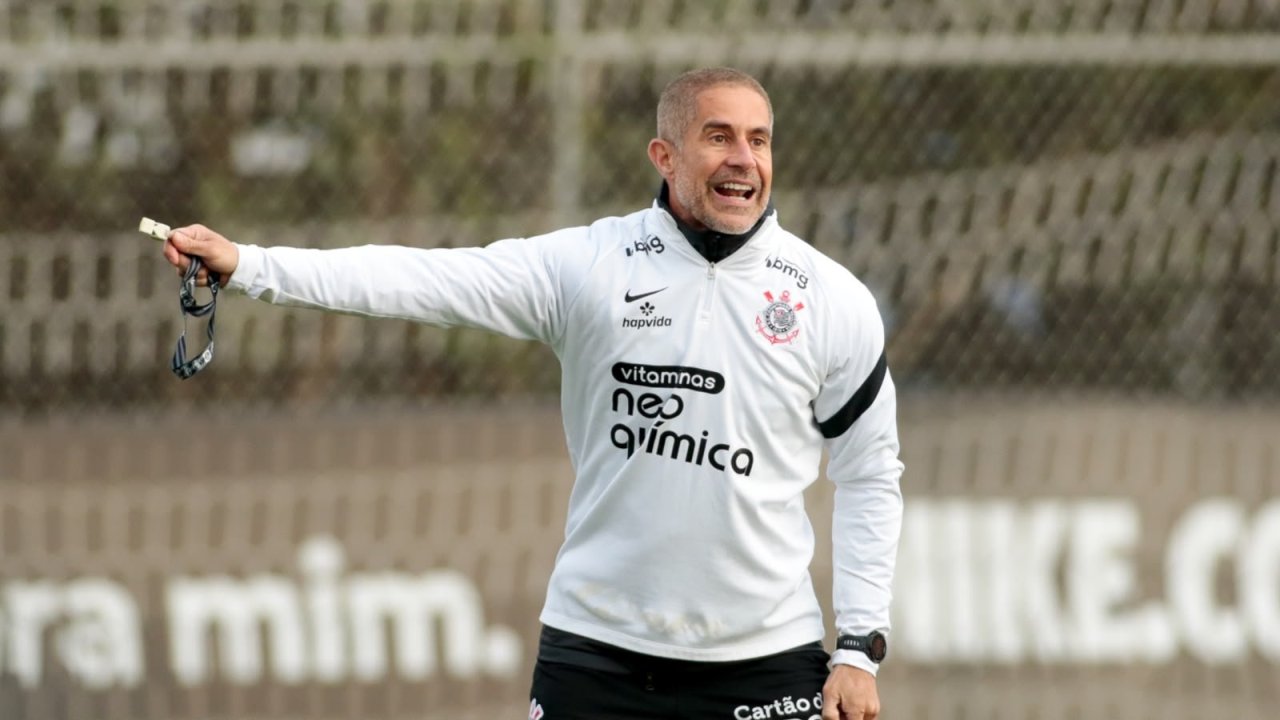Corinthians abre conversas com Sylvinho após impasse com Ramón Díaz