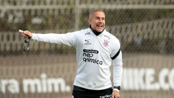Corinthians abre conversas com Sylvinho após impasse com Ramón Díaz