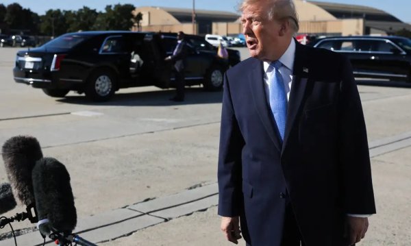 Trump volta a criticar eleições brasileiras e diz que conversará com Lula em breve