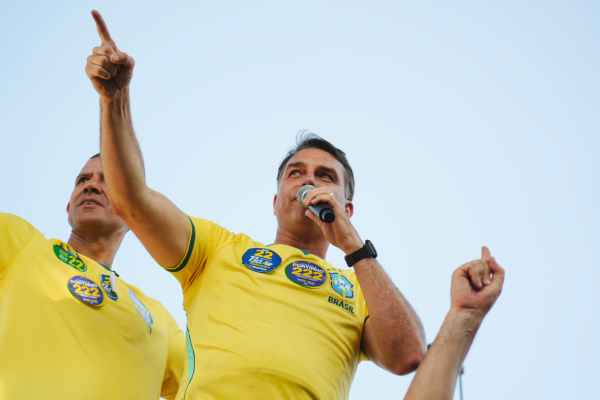 Flávio Bolsonaro afirma que PT espalhou fake news sobre Nossa Senhora Aparecida
