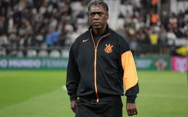 Seedorf é registrado no BID e comandará o Corinthians contra o Vasco