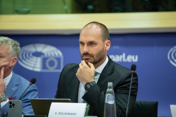 PF demite Eduardo Bolsonaro do cargo de escrivão