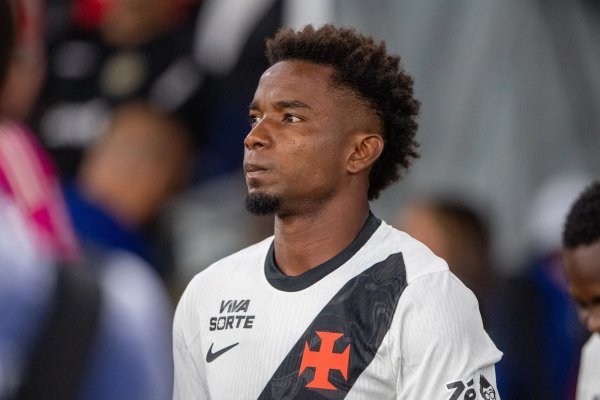 Thiago Mendes é alvo de ataques racistas após provocar Boca Juniors nas redes sociais