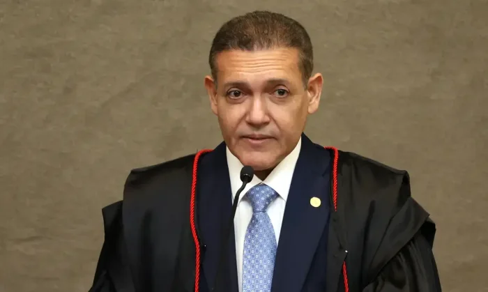Nunes Marques atende pedido de Flávio e determina retirada de “Exército do Lula”, canal administrado por Janones