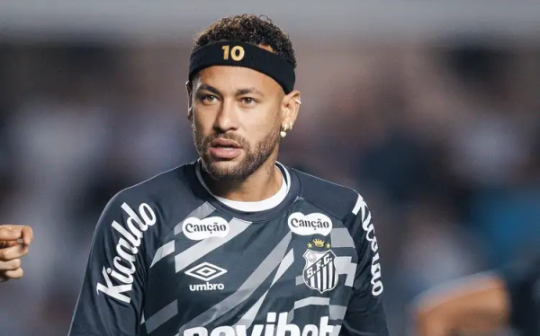 Neymar critica gramado da Vila Belmiro após eliminação e revela lesão na coxa